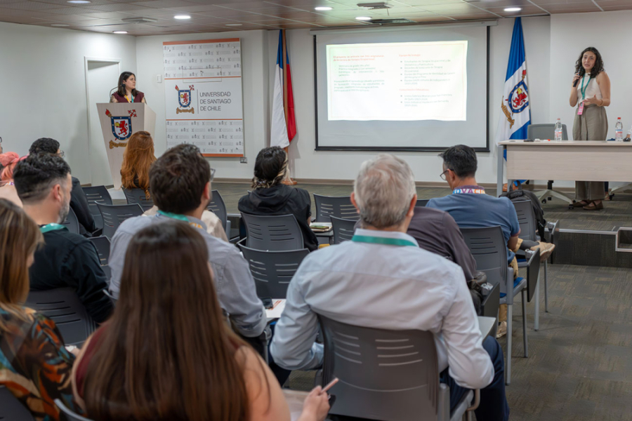 Fotografía general de la actividad. Aparecen dos expositoras frente al público del evento realizado en CEPEC-Usach