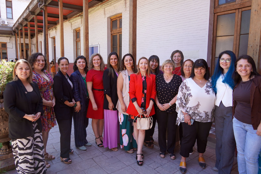 En la imagen aparece la Dra. Andrea Mahn, junto a profesionales y egresadas de trayectoria de la Facultad de Ingeniería