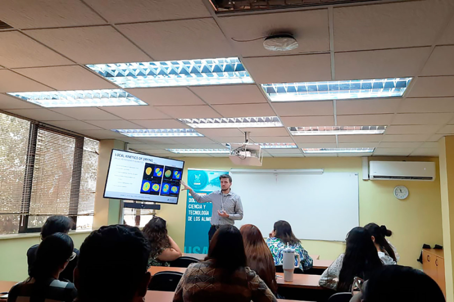 Investigador de la Universidad de Monash  se dirige a la audiencia en su charla.