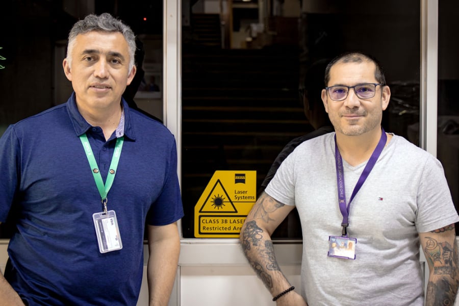 En la imagen aparecen los doctores Claudio Acuña y Daniel Valdés, encargados del Laboratorio de Microscopía Fotónica Avanzada Usach. 