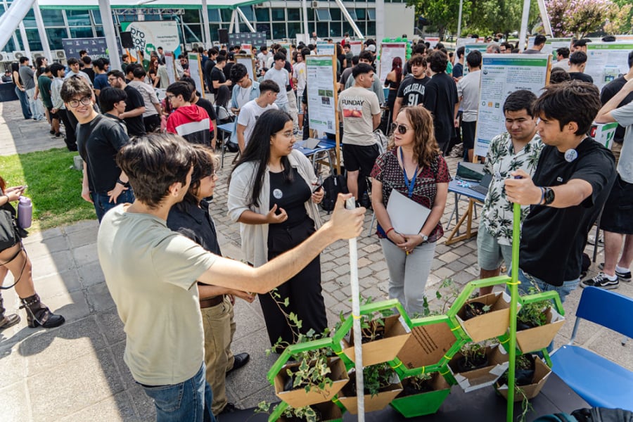 Foto panorámica de la Feria en la que aparecen decenas de inventos y sus estudiantes explicando a los visitantes de la muestra