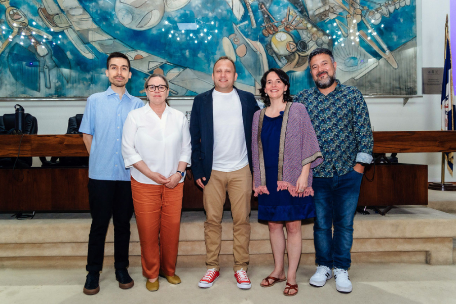 En la fotografía aparecen académicos de la Escuela de Periodismo junto a algunos investigadores invitados al evento