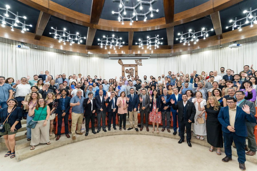 En la imagen aparecen altas autoridades y del mundo académico de nuestra universidad en el Salón de honor Usach