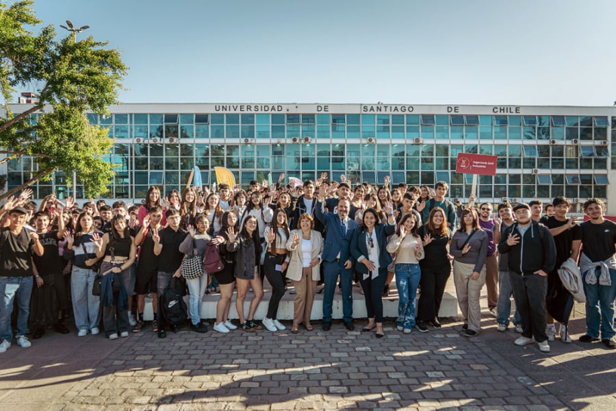 En la imagen se muestra a los nuevos ingresos junto a autoridades del plantel en la explanada de rectoría