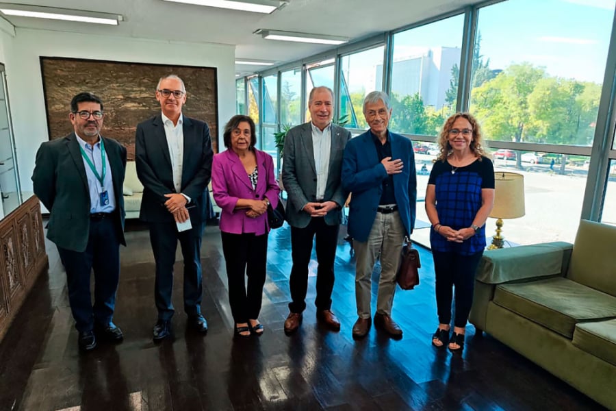La imagen muestra al Vicerrector de Postgrado junto a las y los participantes del consejo asesor externo
