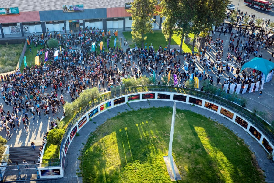 La imagen muestra a los nuevos ingresos en el frontis de la universidad 