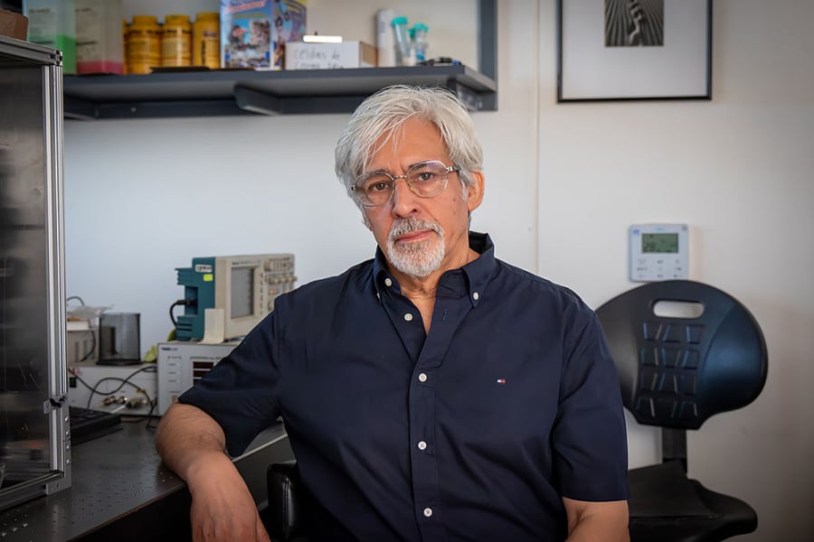 En la imagen aparece el Dr. Francisco Melo del Departamento de Física y el Centro de Investigación SMAT-C.