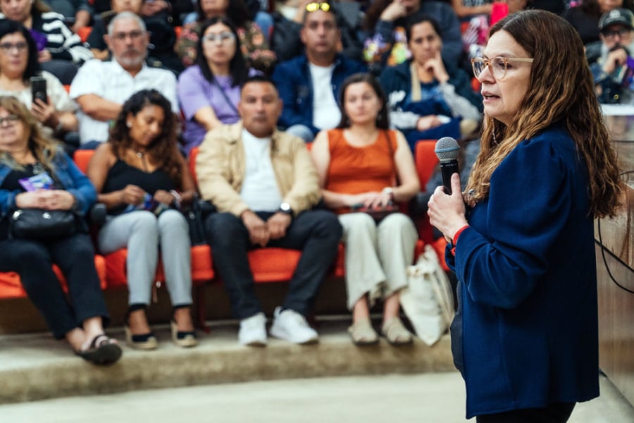 En la imagen se muestra a Maricel Zúñiga hablando frente a los asistentes en el salón de honor