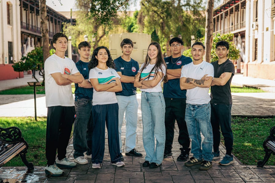En la fotografía aparecen estudiantes karatecas de la Usach que brillaron en Campeonato Nacional. Los deportistas posan en el patio de la EAO