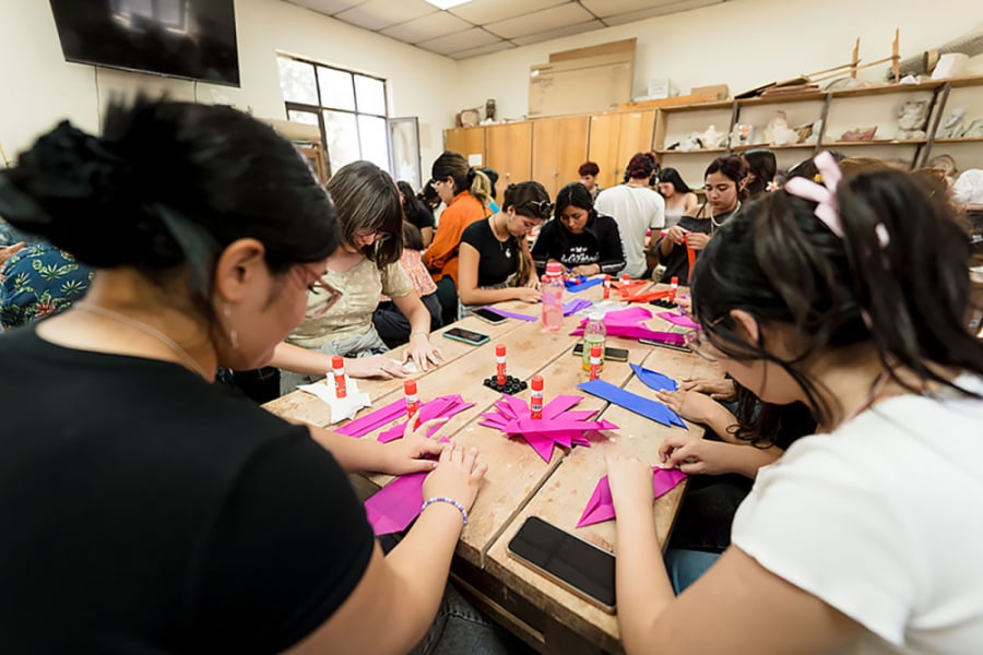 En la imagen aparecen estudiantes Usach en los cursos integrales de cultura. 