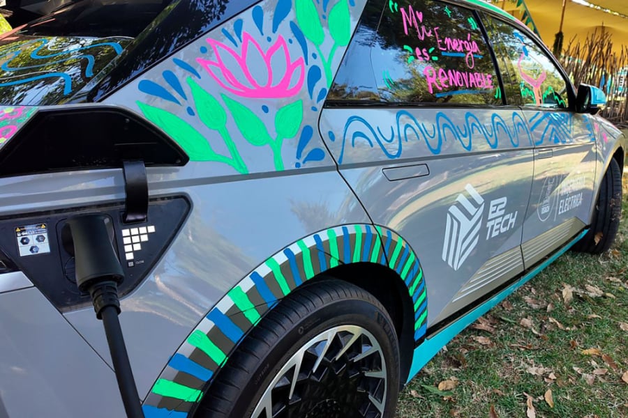 En la imagen se muestra el auto eléctrico del DIE en el Lollapalooza