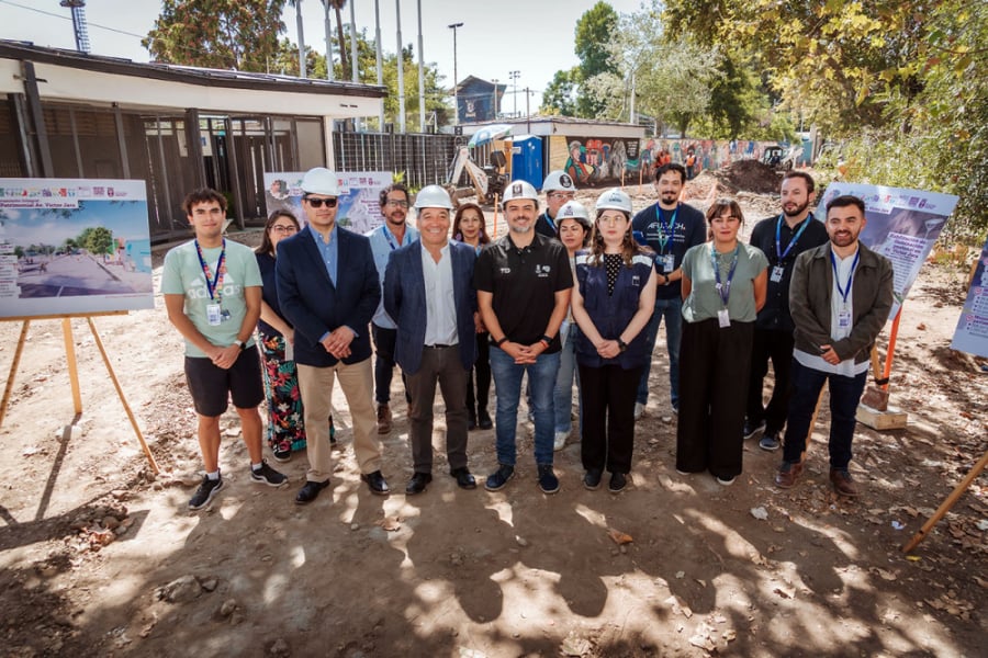 Autoridades Usach, de la Municipalidad de Estación Central y de la Delegación Presidencial Regional, posan a la cámara en las obras del eje Víctor Jara, en el sector de la entrada principal del Estadio de nuestra universidad.