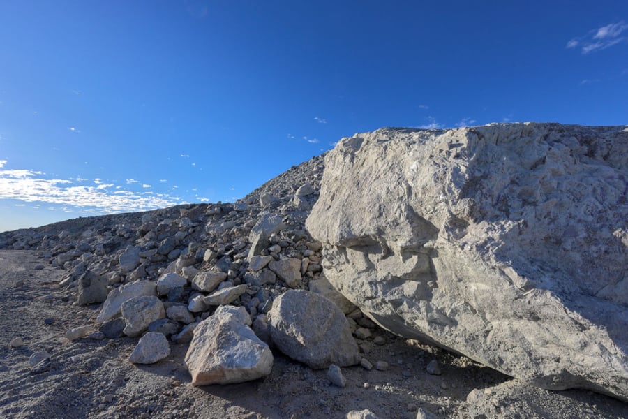 En la fotografía se muestra una roca con tierras raras.