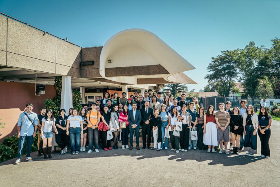 La imagen muestra a las y los estudiantes internacionales afuera del planetario