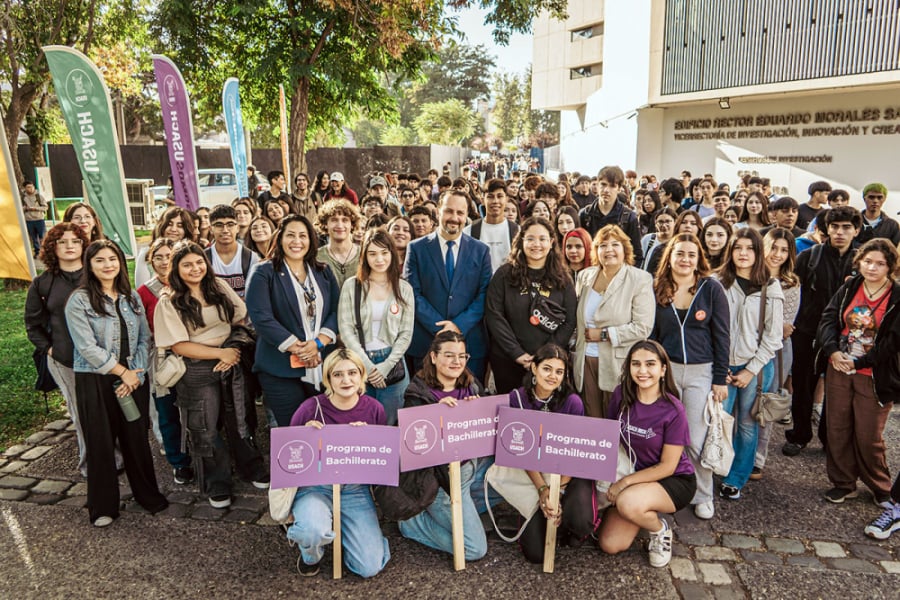 En la imagen aparecen autoridades Usach junto a nueva generación de estudiantes. La fotografía fue tomada en las cercanía del Edificio REMS-USACH.