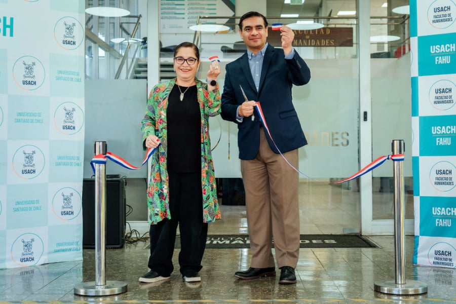 En la imagen aparece la Decana de la Facultad de Humanidades junto al Rector (s) cortando una cinta inaugural en el frontis de la Facultad