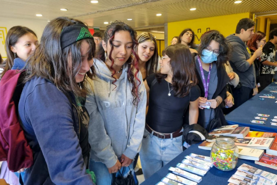 Estudiantes observan libros de la colección FAHU