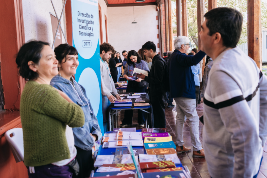 En la imagen se observan los stand de las diferentes unidades que participaron del evento, junto a los asistentes al Pasillo Cultural Chuchunco.