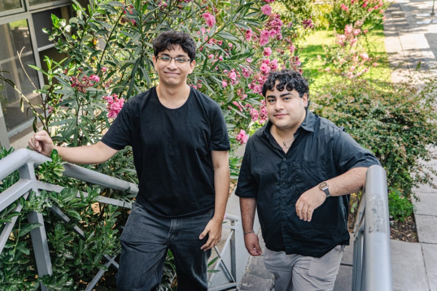 En la imagen aparece dos de los estudiantes desarrolladores de la iniciativa en una escalara del edificio de la FAE antigua.