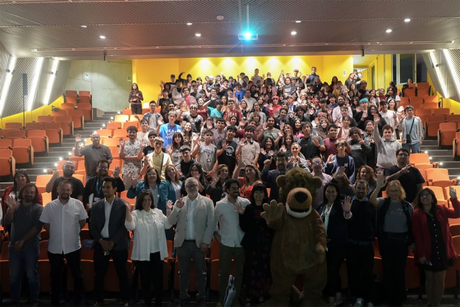 La imagen muestra a los nuevos ingresos junto a las principales autoridades de la facultad de ciencias, saludando a la cámara en el auditorio de la Facultad de Administración y Economía