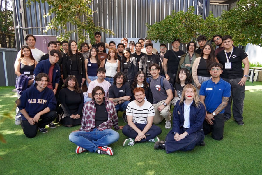 La imagen muestra a las y los estudiantes que participarán del programa