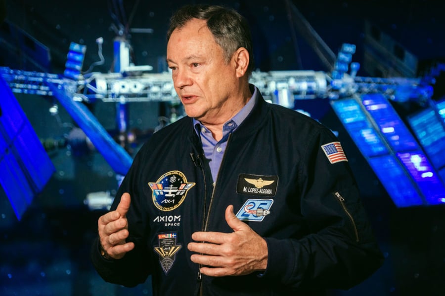 En la fotografía aparece Michael López-Alegría, extripulante de los transbordadores Columbia, Endeavour y Discovery, y de la Soyuz TMA-9, 