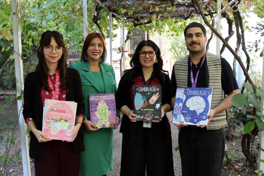 En la foto aparecen cuatro miembros del departamento de vinculación estratégica sosteniendo un ejemplar de la revista