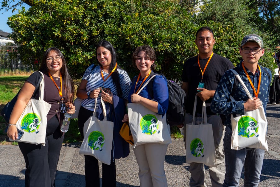 En la imagen aparece los estudiantes que participan del proyecto. Son tres mujeres y dos hombres. De fondos se logra apreciar las hojas de unos árboles.