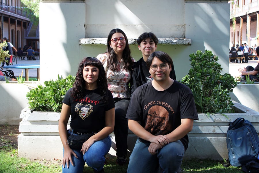 En la imagen aparecen los estudiantes que conforman el Leones Slam Poesía. Son dos hombres y dos mujeres que posan tras un muro en la Escuela de Artes y Oficios.