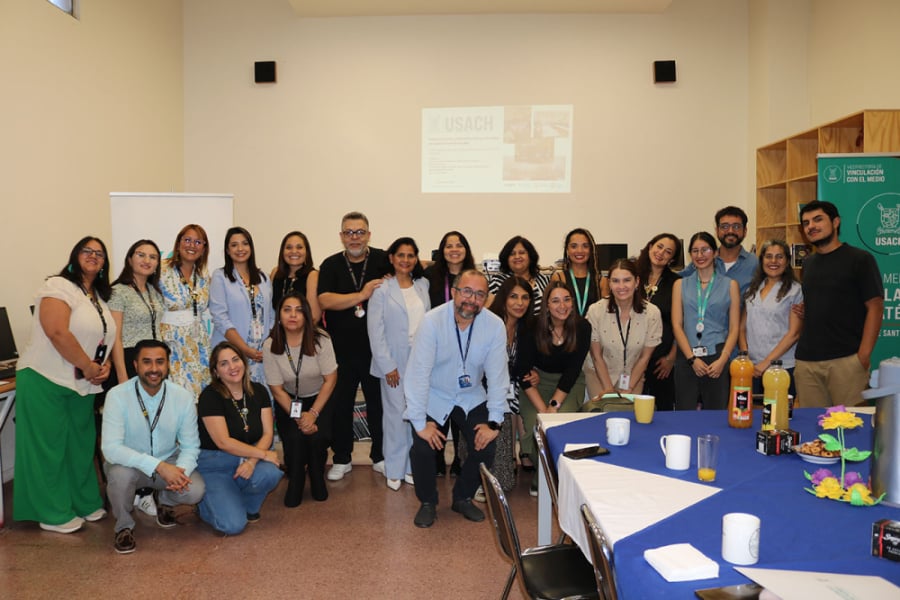La imagen muestra al equipo de la usach y del SLEP de Barrancas reunidos frente a la cámara luego de realizada la actividad