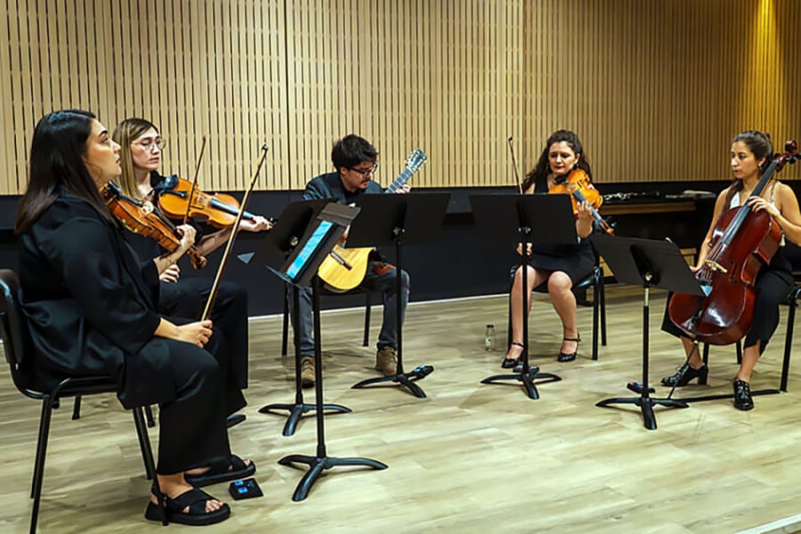 En la imagen aparece tocando el cuarteto de cuerdas de nuestra universidad: guitarra, contrabajo y violines.