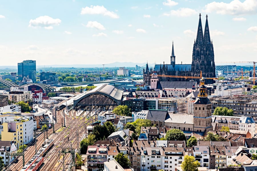 La imagen muestra una vista panorámica de la Catedral de Colonia en Alemania