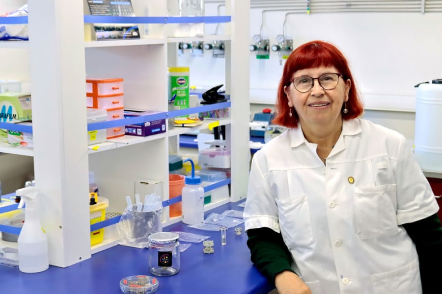 En la fotografía aparece la Dra. Blamey en su laboratorio