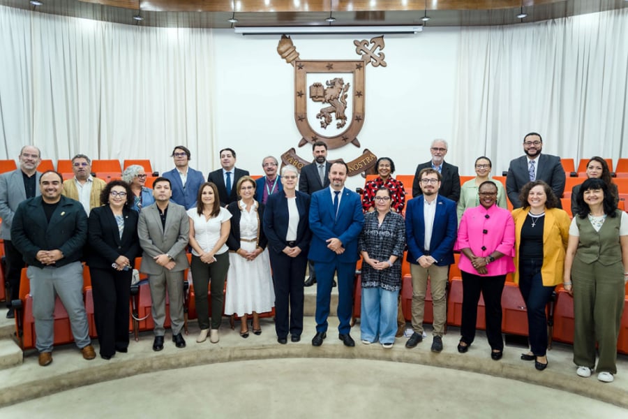 En la imagen aparecen autoridades Usach junto a personeros de American Council on Education, en el Salón de Honor de nuestra corporación