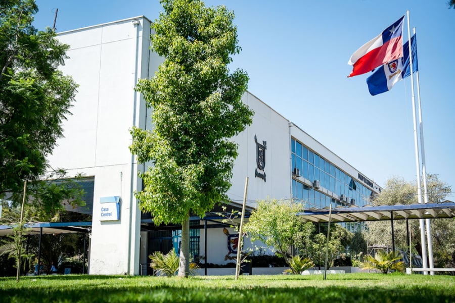 En la imagen aparece el frontis de la rectoría de la universidad