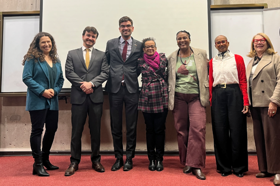 En la imagen aparecen frente a la cámara las y los académicos que participaron del evento
