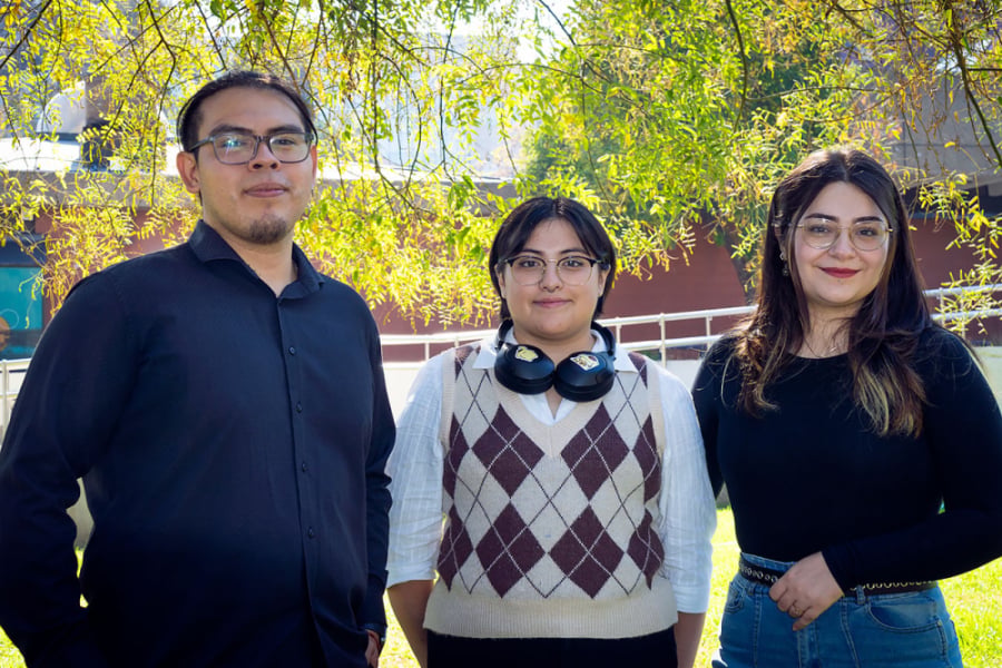 En la fotografía aparecen los tres estudiantes que llevan adelante la tesis. De fondo los jardines del sector de Educación y Filosofía. 