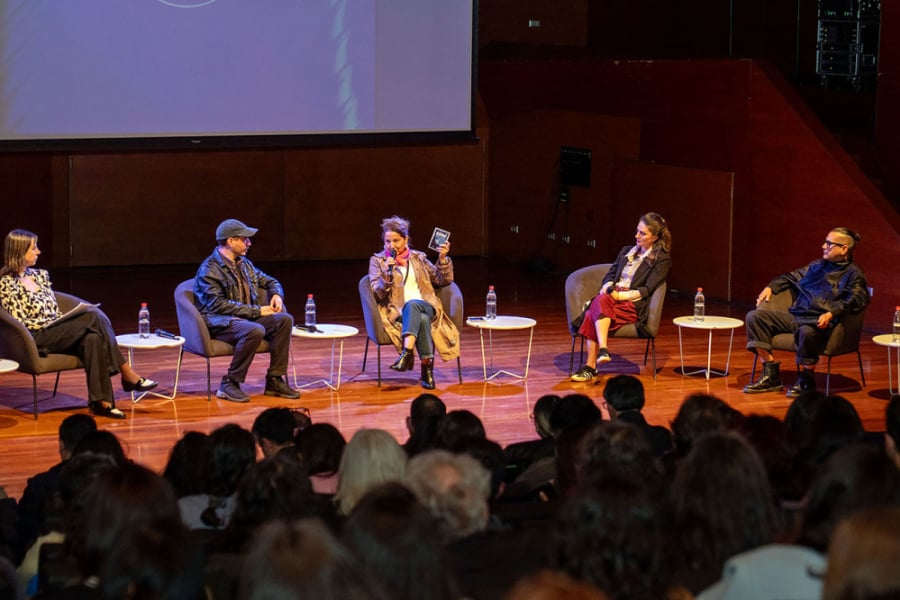 En la imagen se muestran las autoridades que lideraron el evento, sentados en el escenario del salón del GAM