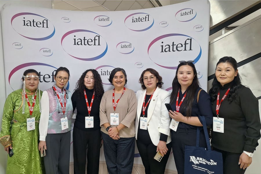 En la imagen aparece la académica a cargo del proyecto junto a docentes del Asia.