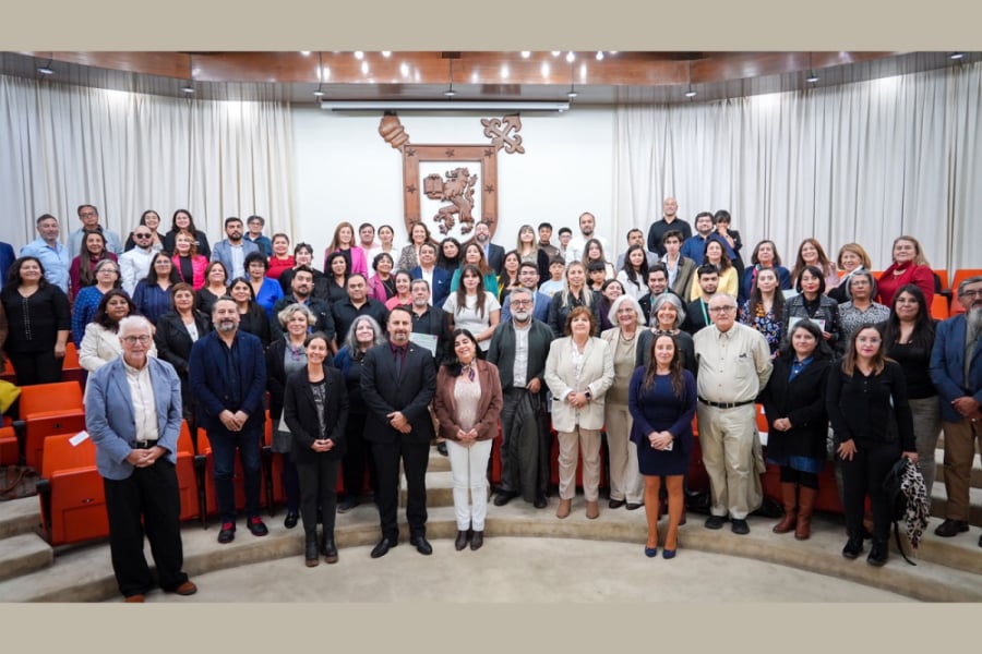 La imagen muestra a las y los participantes de la actividad de pie en el Salón de Honor de la Universidad