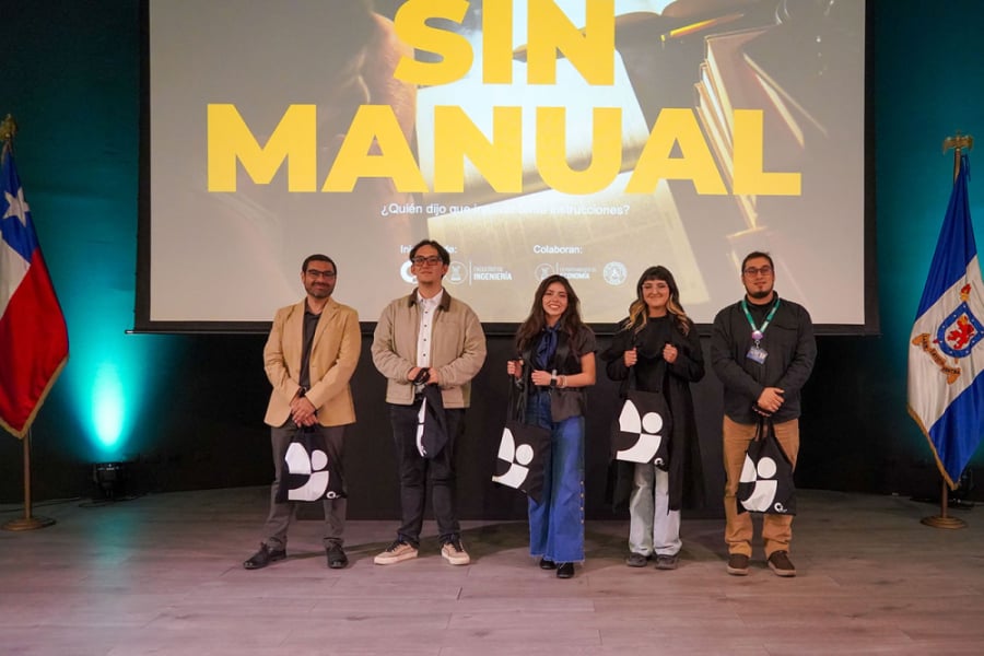 En la imagen aparecen estudiantes y académicos que participaron del del evento.