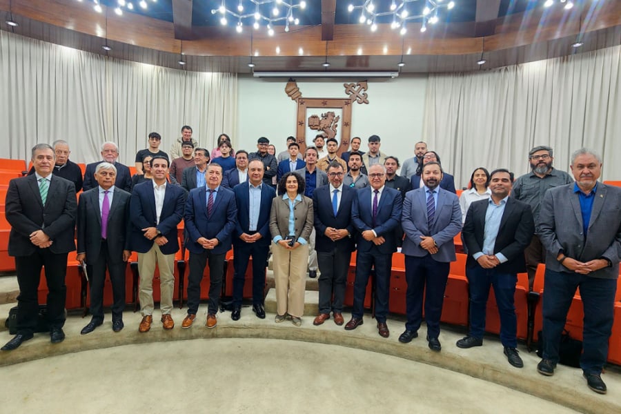 En la fotografía aparecen autoridades y académicos del nuevo magíster de Dimin