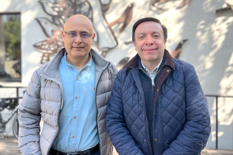 En la imagen aparecen el académico de la Unam, con chaqueta gris y el director del Departamento de Bachillerato con chaqueta azul
