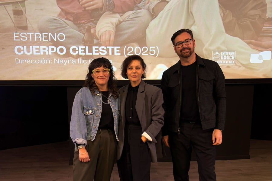 En la fotografía aparece la productora del evento, Daniela Valdés, junto a los participantes del conversatorio final de la actividad.