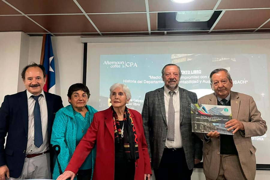 La imagen corresponde a la presentación del libro, donde aparecen los autores y autoridades invitadas