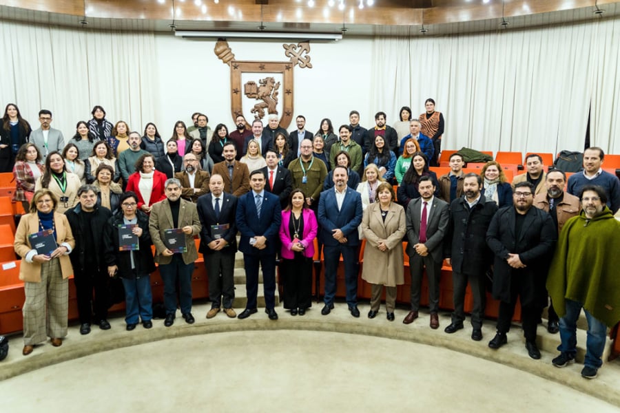 La imagen muestra a las y los asistentes a la ceremonia, reunidos en el salón de honor de la universidad