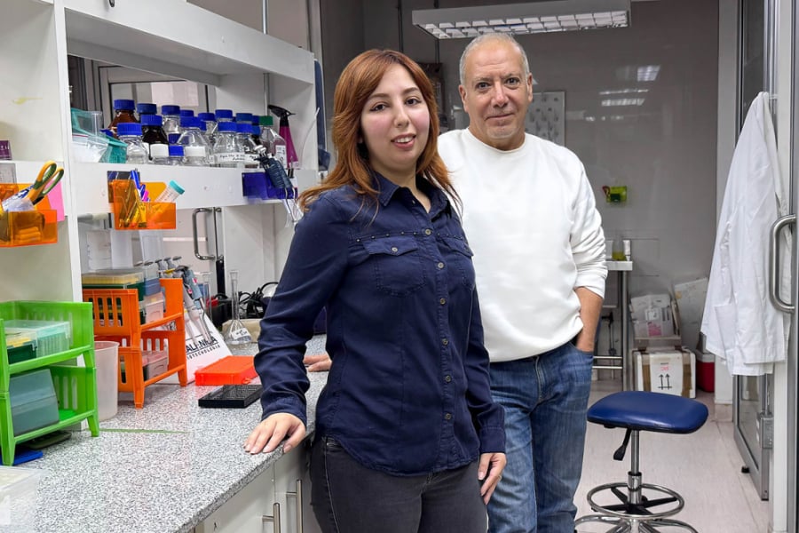 En la fotografía aparece el Dr. Rodrigo Vidal Soto y la Dra.(c) Francisca Madrid Silva, investigadores de la Facultad de Química y Biología en su laboratorio.