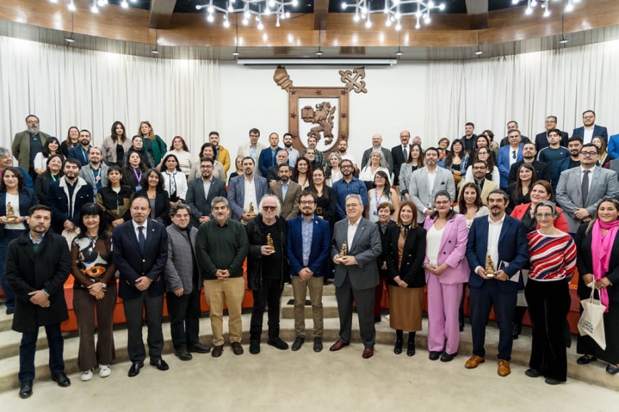 En la imagen aparecen las autoridades universitarias junto a los ganadores del Premio de Excelencia Vime en el Salón de honor Usach