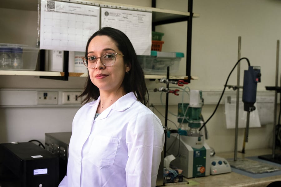 En la fotografía aparece la La Dra. Jessica Alarcón, académica de la Facultad Tecnológica de la Usach con delantal blanco en su laboratorio
