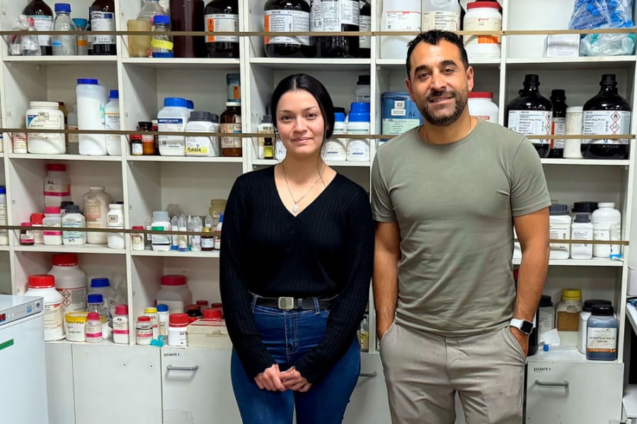 La imagen muestra a los investigadores a cargo del proyecto en el laboratorio.